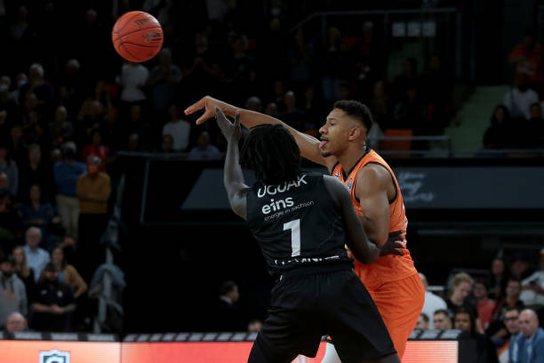 [天下足球]锁定冬季冠军 勒沃库森大胜.