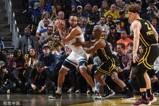 郑钦文高情商回应“总决赛合照C位”：老外拍照没固定位置，随意排的东南早报.