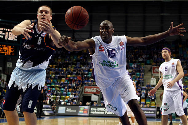 [图]亚冠-奥斯卡助攻巴尔加斯戴帽 海港3-1蔚山HD.